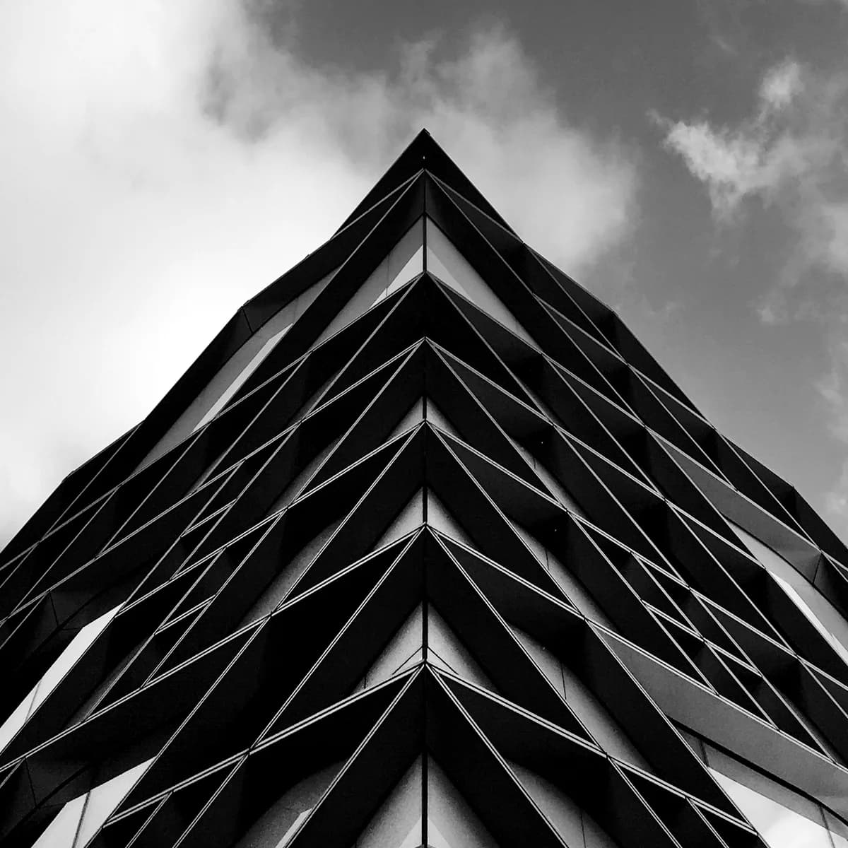 Gedung perkantoran modern bertingkat sebagai latar PT Dharma Mitra Solusi